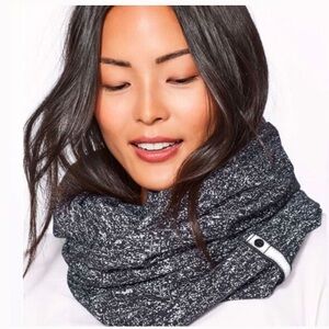 Lululemon Vinyasa Wrap All in one scarf shall wrap Jacquard black white
